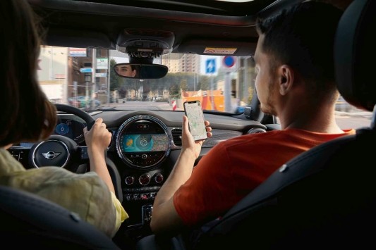 mini-countryman Kobieta i mężczyzna jadą samochodem